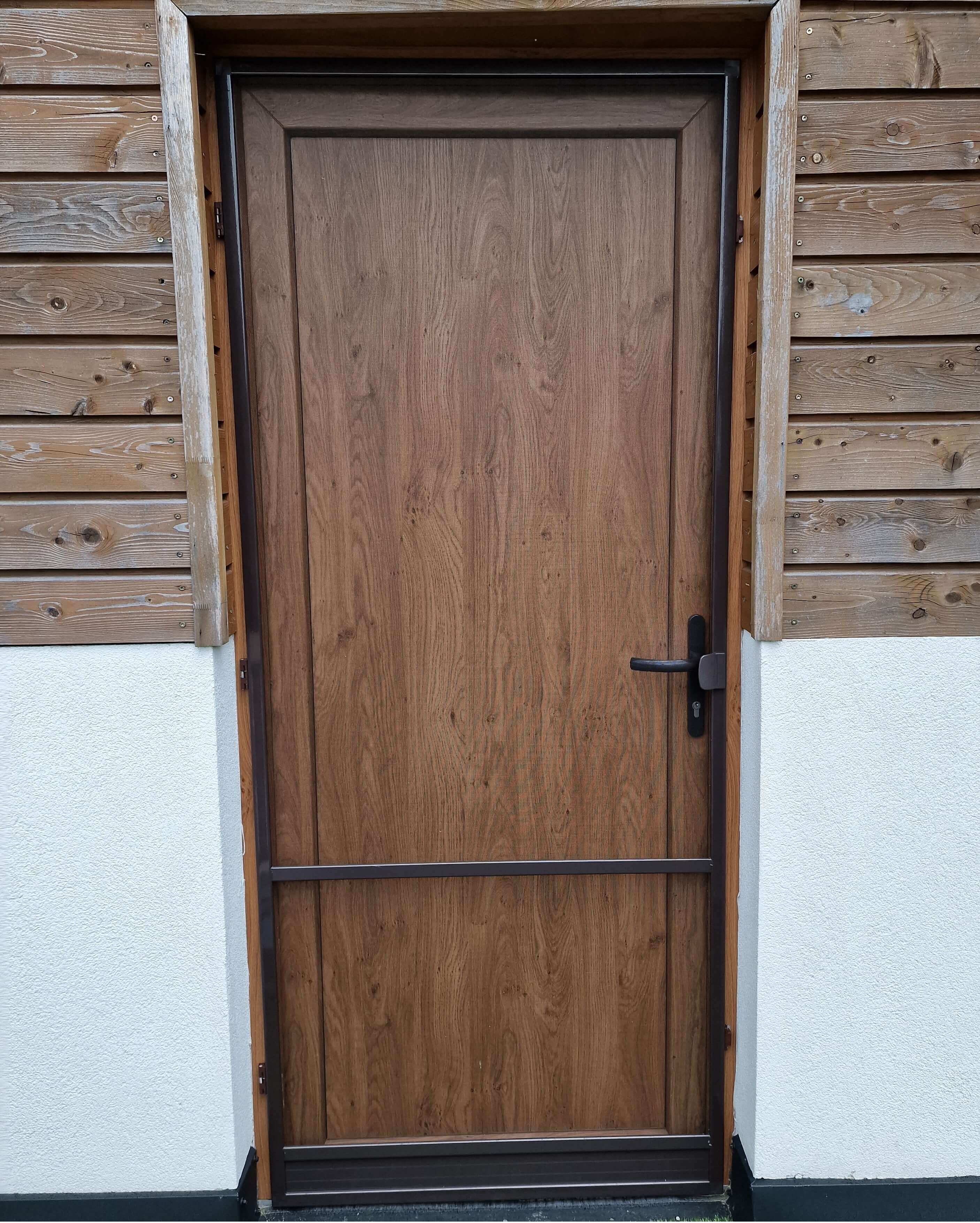 Dverová moskytiéra